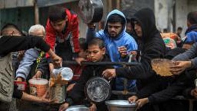 Gazans queuing for food
