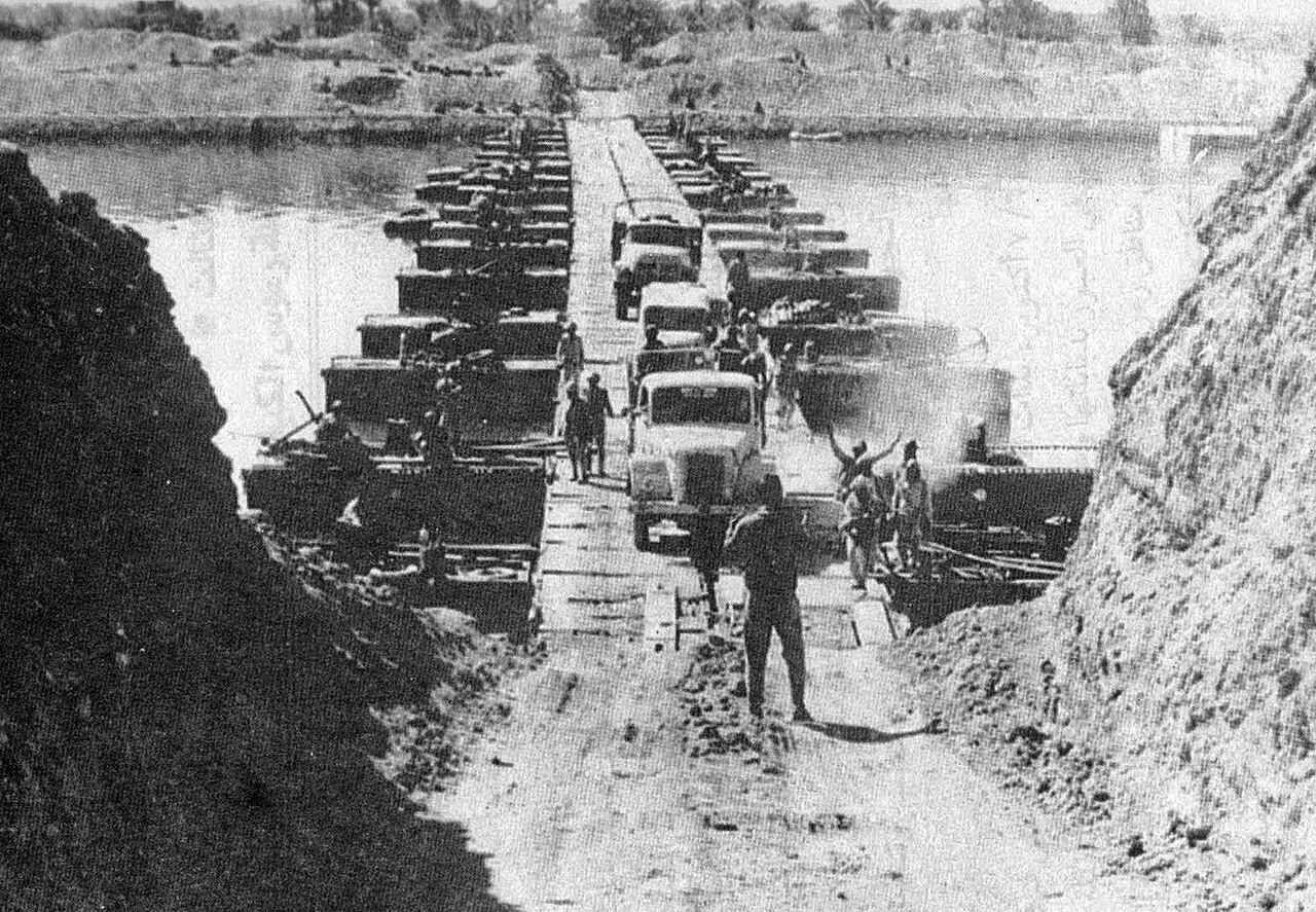 Egyptian forces crossing the Suez canal