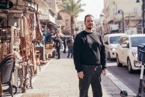 David shares the gospel with fellow Jews on the streets of Tel Aviv