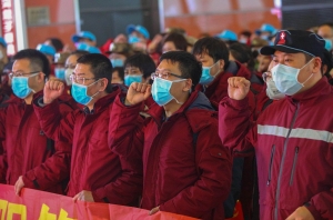 Chinese medical workers swear an oath before leaving to help the coronavirus effort