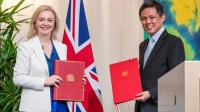UK trade secretary & Singapore counterpart signing trade deal. Photo © UK Department for International Trade